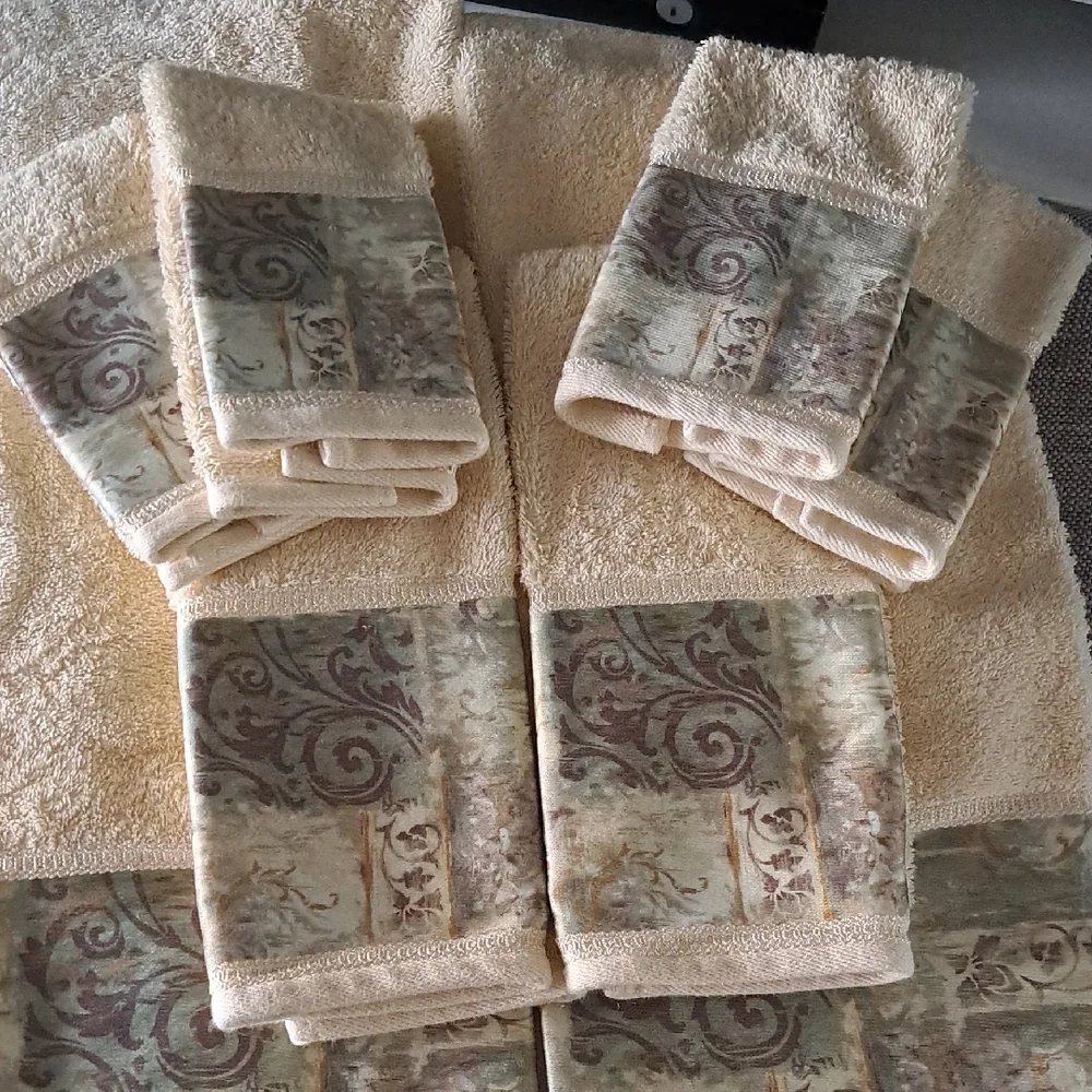 Croscill Cream and Patterned Bath Towel 1 Set.